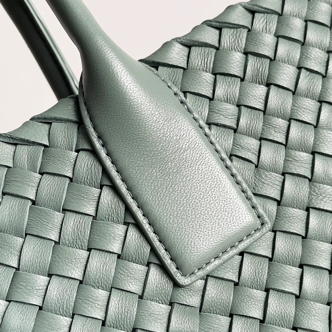 Batch 2860 Classic returns... (large size 51cm) • Cabat, born in 2001, is one of the most iconic styles of the Bottega Veneta workshop. The whole bag is made of top-grade imported lambskin. There is no exposed logo on the whole bag, but with the classic wide woven elements, you can tell who it belongs to at a glance! Can be carried on one shoulder, very practical! Style number: 608811 Size: 51*18*28